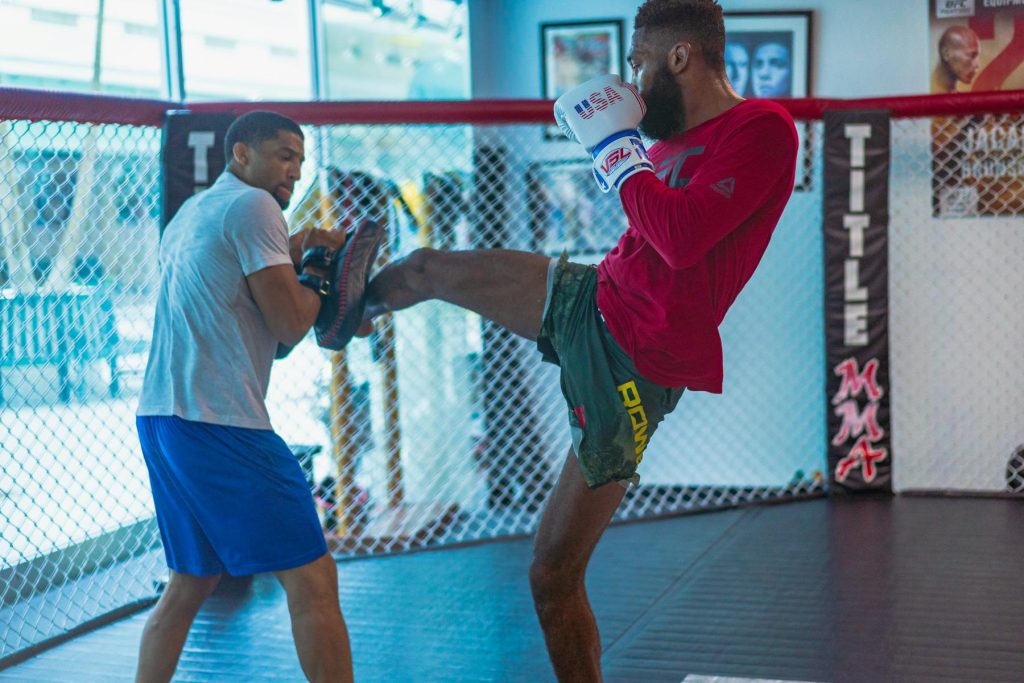 Kick-box harcművészet sportoló edzés