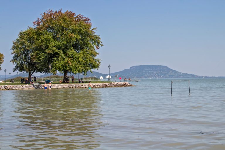 Elhalasztva a Balaton-átúszás: extrém időjárás miatt