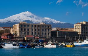 Etna kitört: másfél kilométeres hamufelhő és reptérzár Catania