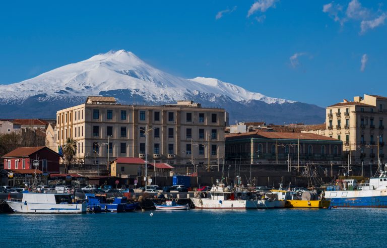 Etna kitört: másfél kilométeres hamufelhő és reptérzár Catania